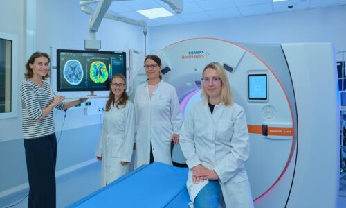 Together against stroke: Marie-Sophie von Braun, Dr. Kristin Marie Starke, Prof. Dorothee Saur and Junior Prof. Cindy Richter (from left to right) and their interdisciplinary team are developing an AI-supported decision aid for acute treatment.