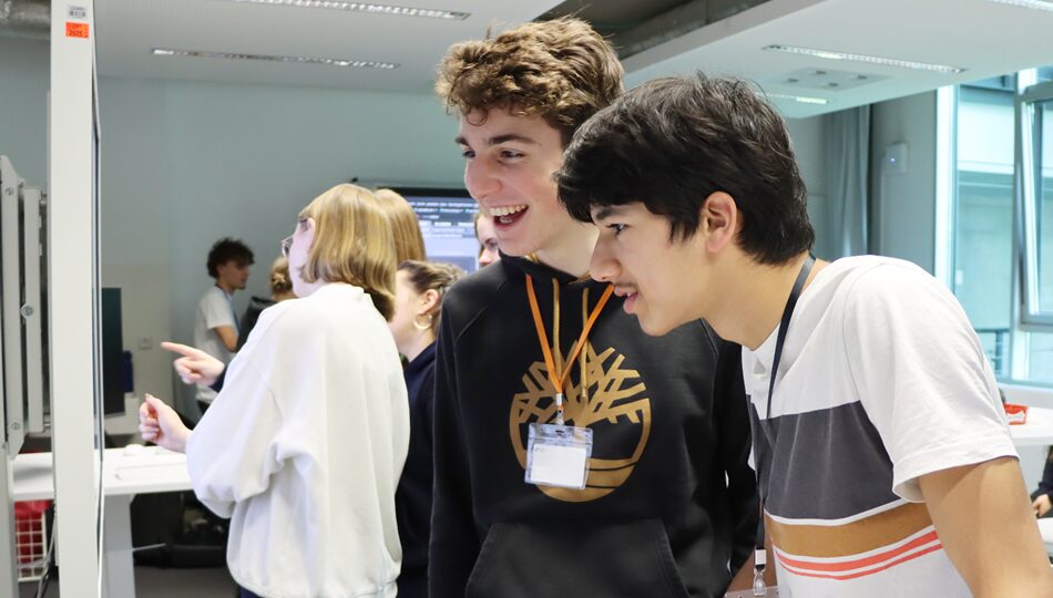 Photo. Pupils trying out the demos at our Living Lab in Dresden.