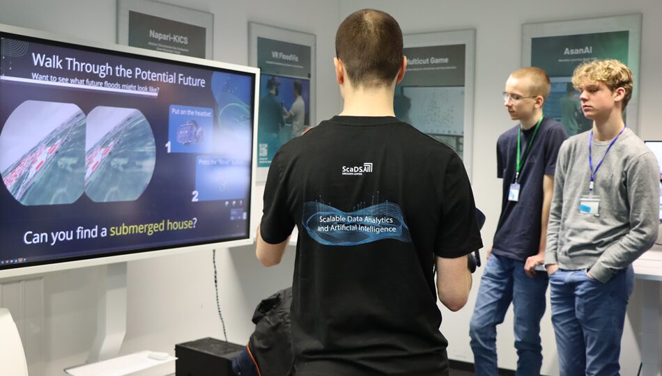 Photo. Moritz Müller explaining the FloodVis demo to pupils.