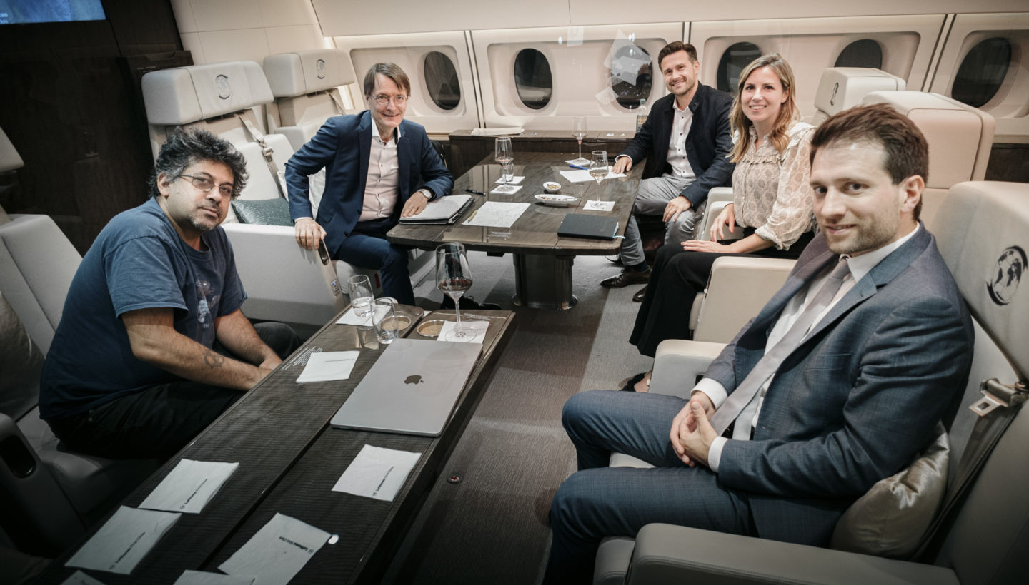 Prof. Karl Lauterbach (SPD), Federal Minister of Health, and Prof. Sayan Mukherjee photographed in a discussion with the AI experts on the flight.