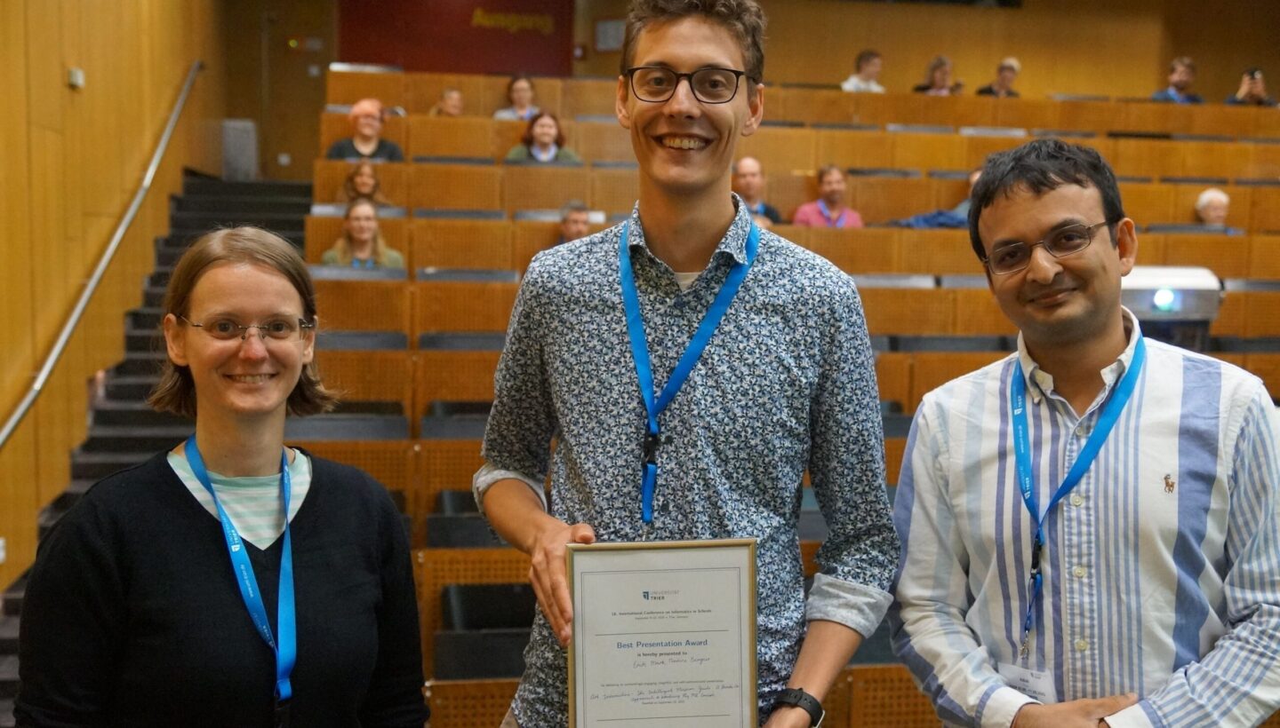 Photo. Erik Marx showcases the best presentation award, which he jointly won with Nadine Bergner at the 18th International Conference on Informatics in Schools.