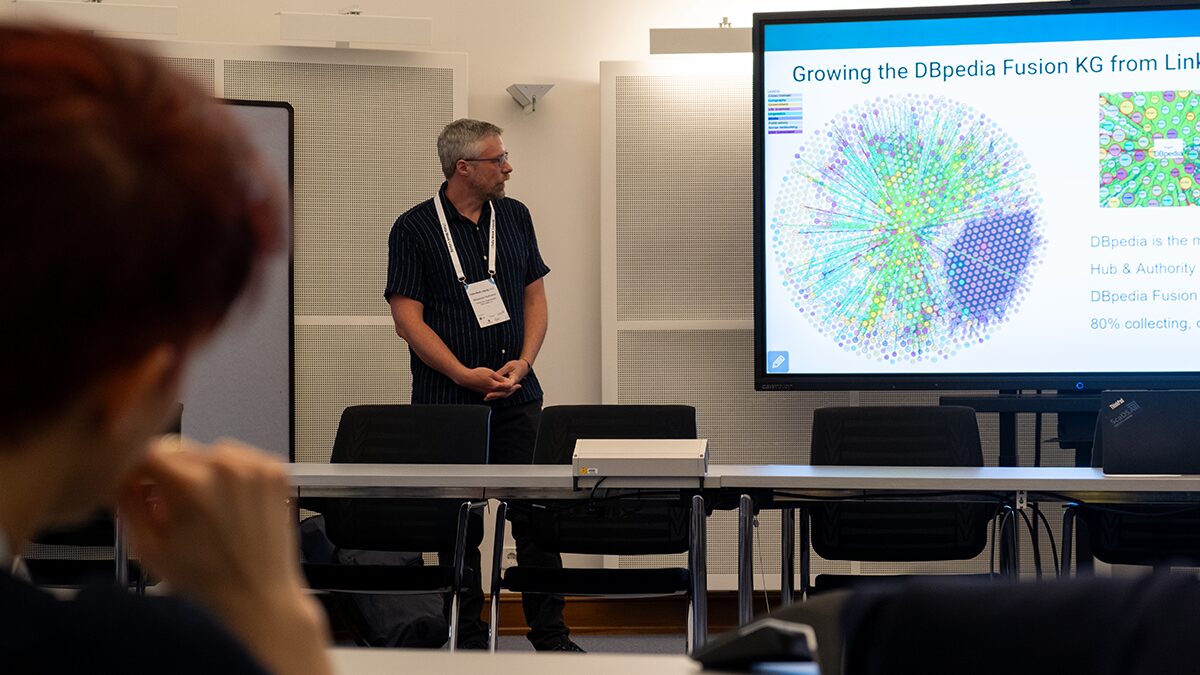 Photo. Dr.-Ing. Sebastian Hellmann presenting DBPedia at the ScaDS.AI Meetup x Data Week 2025.