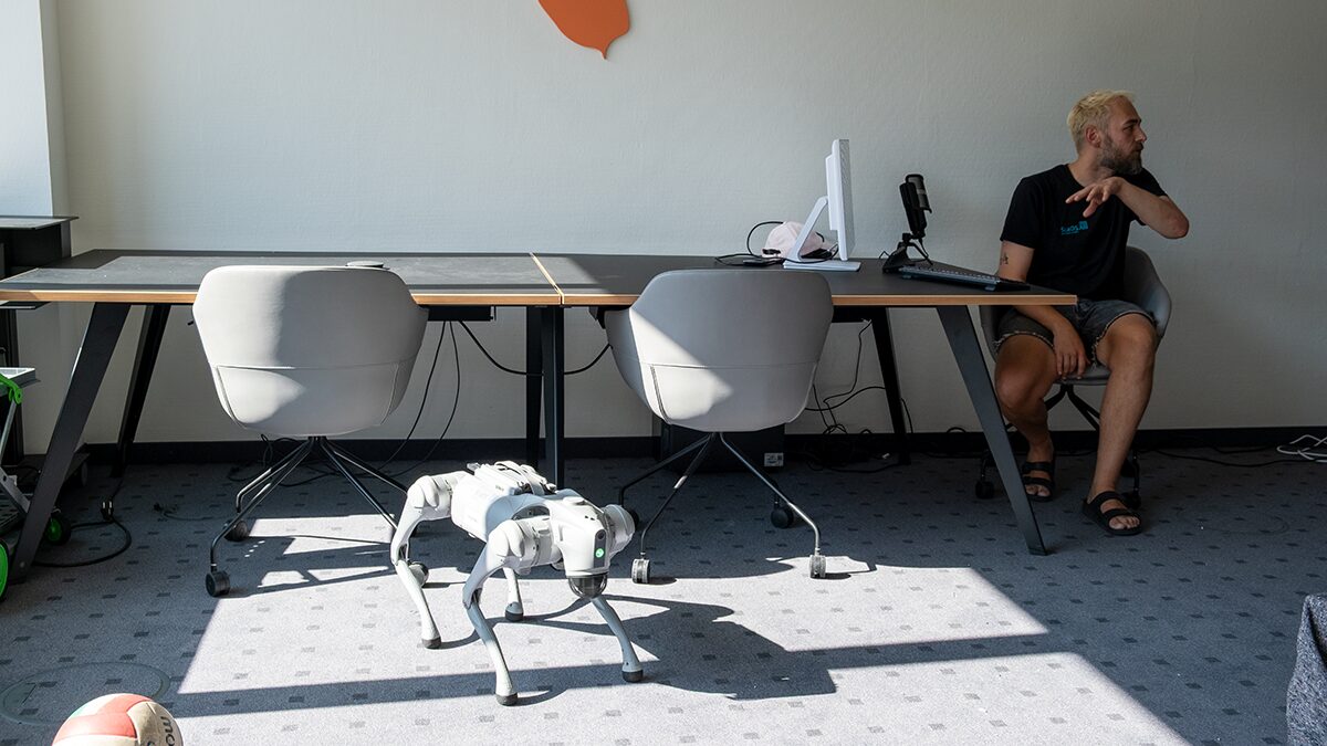 Photo. Johannes Häfner answers questions about the robot dog.