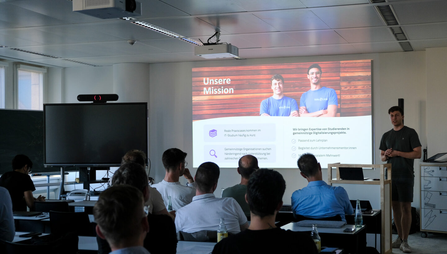 One person of VoluLink presents their initiative in the ScaDS.AI’s Living Lab Leipzig.