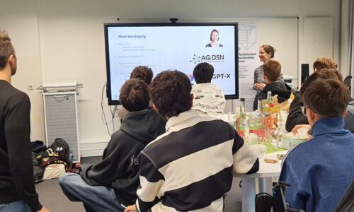 Photo. Lena Jurkschat is presenting her career path to pupils from Deutsche Schule Temperly (Colegio Alemán de Temperley, Buenos Aires, Argentina) at the Living Lab in Dresden.