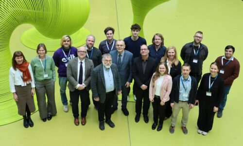 Photo. Group photos of team members of ScaDS.AI Dresden/Leipzig with the delegation from BMFTR and SMWK at Andreas-Pfitzmann-Bau in Dresden.