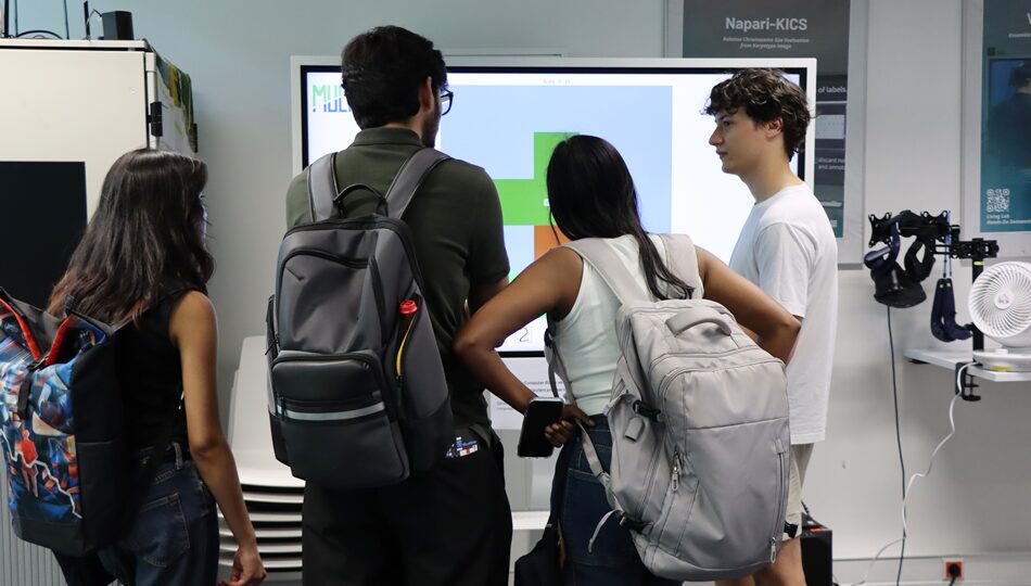 Photo. Lucas Fabian Naumann is presenting the Multicut Game to three visitors at OUTPUT.DD 2026.