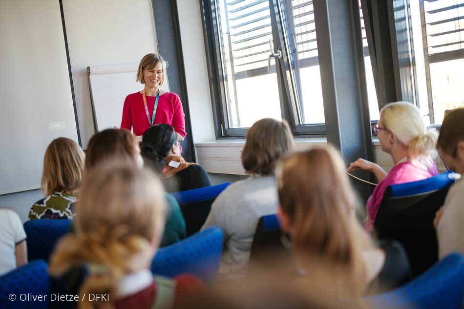 Photo. Birte Platow is presenting in the workshop "Certificate Course Responsible AI". © Oliver Dietze / DFKI
