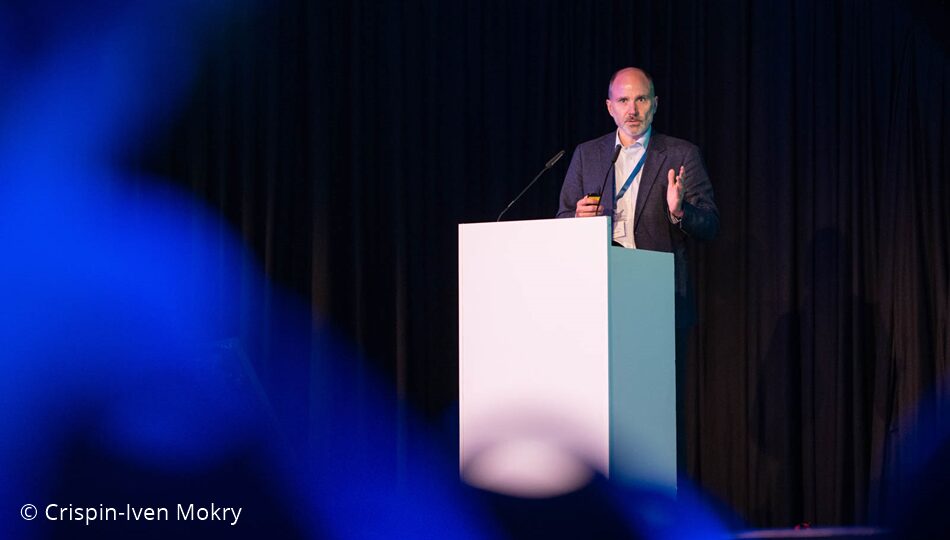 Photo. Prof. Dr. Stefan Roth presenting at the All Hands Meeting of the German AI Community in 2024. © Crispin-Iven Mokry