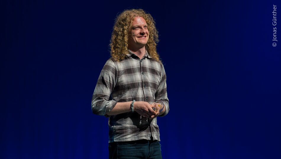 Photo. Victor Jüttner is talking about cyber security in the smart home. © Jonas Günther
