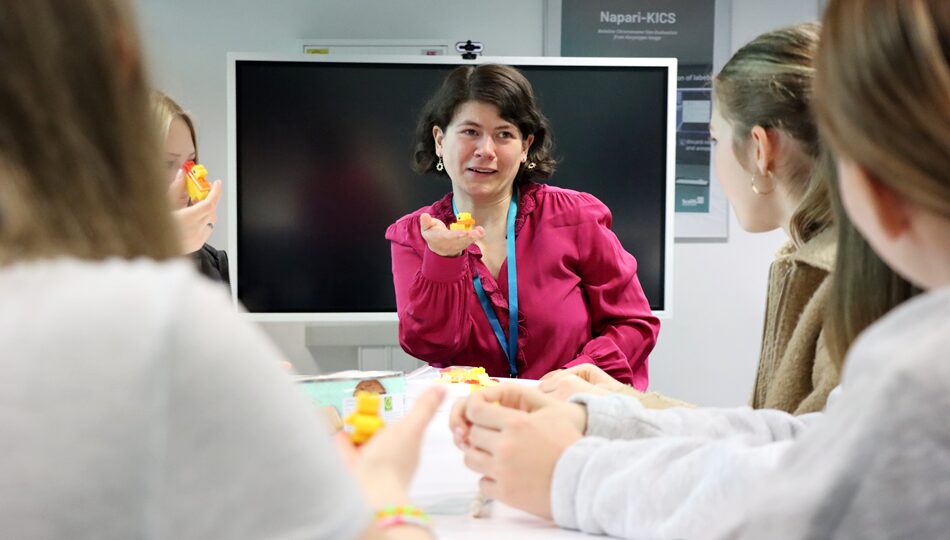 Photo. Marilisa Herchet is explaining the research method.