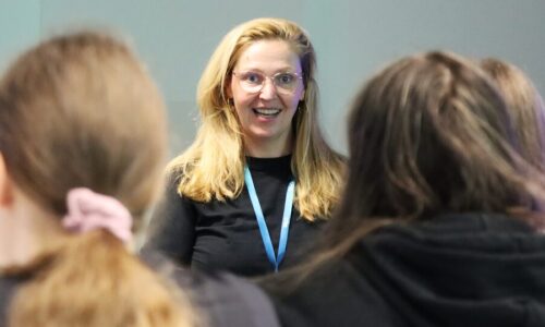 Photo. Claudia Loitsch is introducing her work to the participants of Girls' Day 2026 in Dresden.