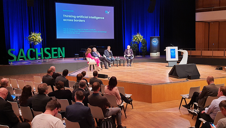 Photo. Prof. Wolfgang E. Nagel participating in the discussion round "Thinking artificial intelligence across borders" at Sächsischer KI-Kongress 2024.