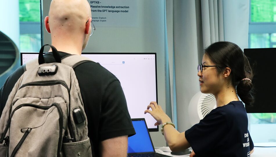 Photo. Yujia Hu is explaining the project GKTPB to a visitor during Dresden Science Night 2026.