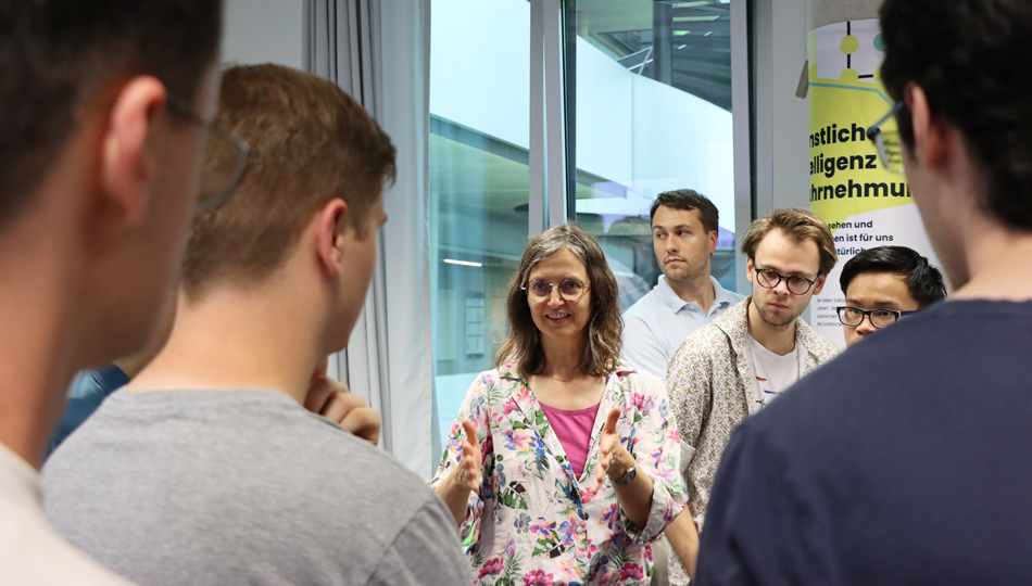 Photo. Prof. Dr. Sunna Torge explaining the Living Lab to her students.