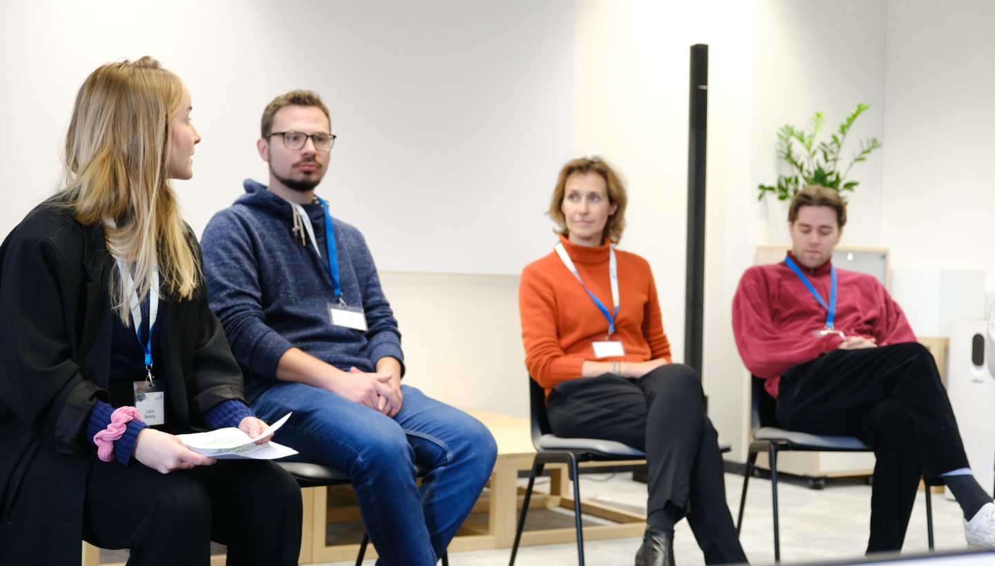 Photo. Research Assistent Laura Berking moderates the discussion round with the ScaDS research associates Jan Ewan, Marie-Sophie von Braun and Philipp Schott.
