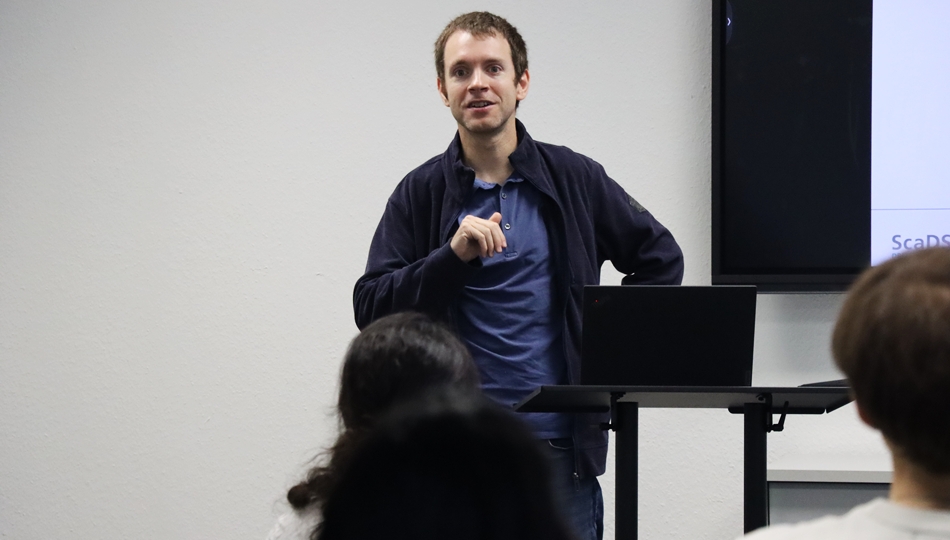 Photo. Prof. Simon Razniewski is giving an introduction to large language models.