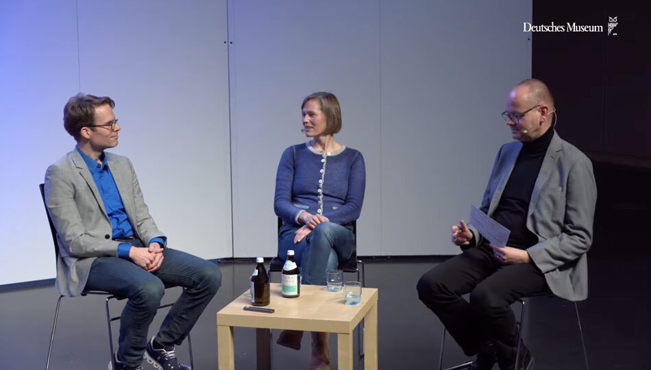 Screenshot. Prof. Martin Potthast and Prof. Birte Platow in a panel discussion with Thomas Steinforth.
