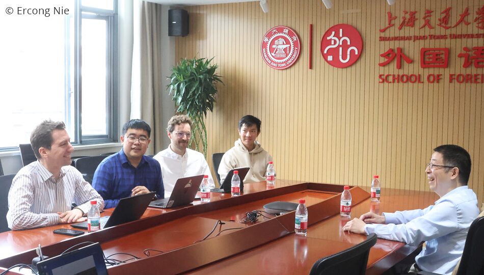 Photo. Michael Färber and his team are guests at the School of Foreign Languages at the Shanghai Jiao Tong University. They are in discussion and smiling.