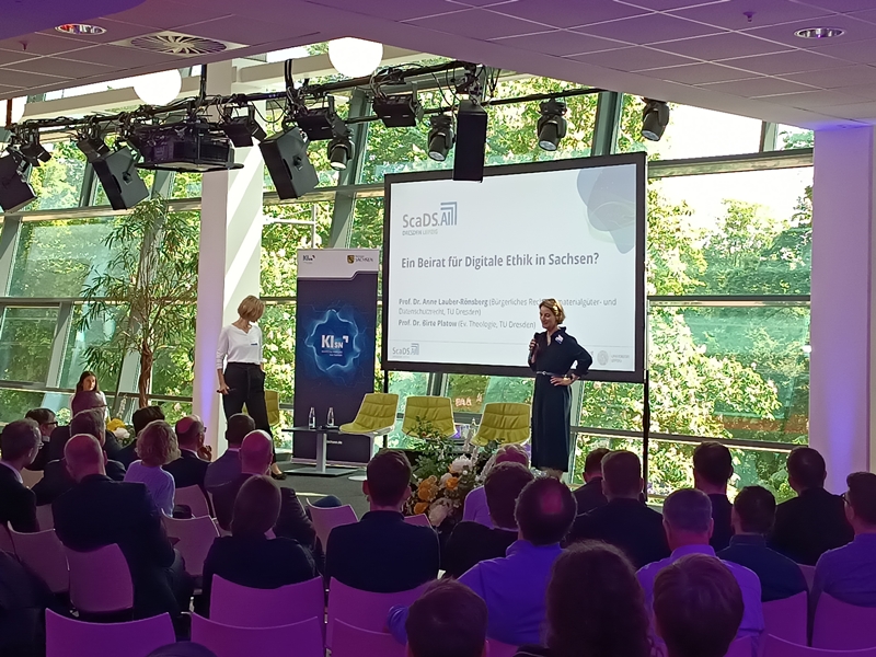 Photo: Prof. Dr. Birte Platow and Prof. Dr. Anne Lauber-Rönsberg giving a presentation on "Ein Beirat fü Digitale Ethik in Sachsen?" at KI-Kongress 2023.