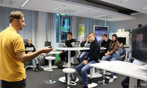 Photo. Dr. Christoph Lehmann welcomes the participants of Meetup-DD: AI Expertise in Dresden.