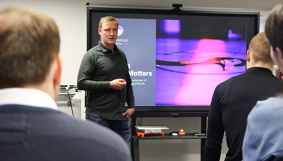 Photo. Georg Lempe speaks on his experiences with vision AI.