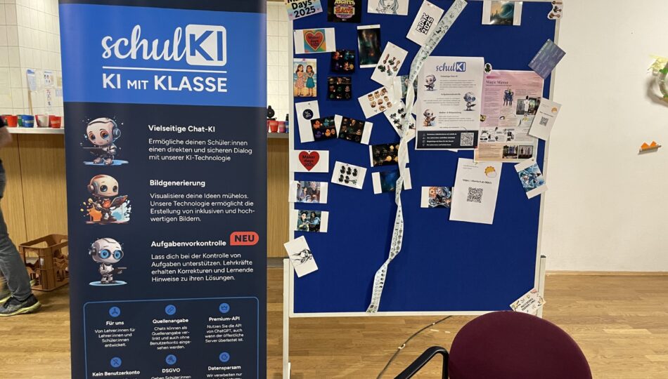 Indoor event display with a vertical banner on the left and a bulletin board on the right. The banner, titled “schulKI – KI MIT KLASSE”, promotes an AI-based educational tool with features like chat-based AI, image generation, and task cards. It includes cartoon-style AI illustrations, a website link, and buttons for sign-up. The bulletin board is covered with printed materials, QR codes, and images. A maroon chair is visible in the foreground.