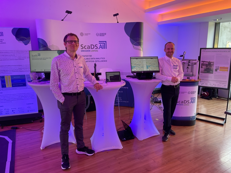 Dr. Thomas Burghardt and Oliver Welz at the ScaDS.AI Dresden/Leipzig booth at KI-Kongress 2023.