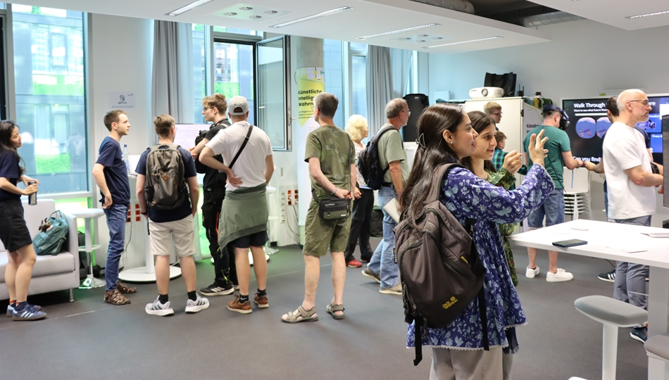 Photo. The Living Lab in Dresden is packed with many visitors during Lange Nacht der Wissenschaften 2025.