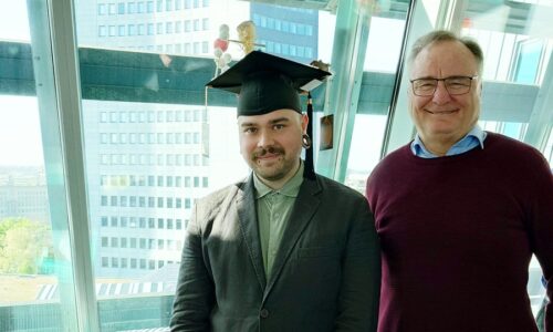Photo. Daniel Obraczka is wearing his doctoral hat, standing next to Prof. Erhard Rahm.