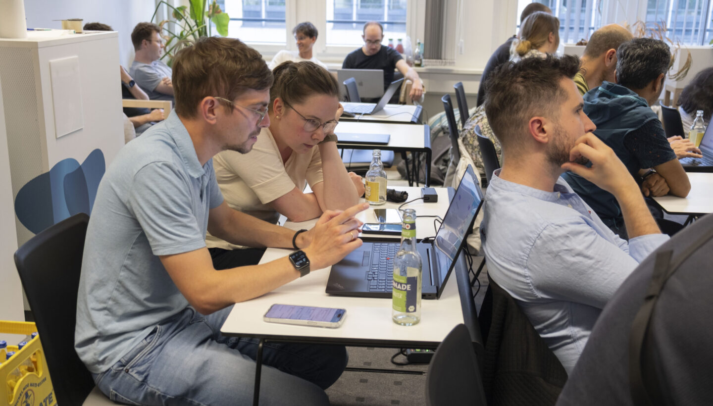 Photo. The participants explire the AI supported programm on theor own or in small groups.
