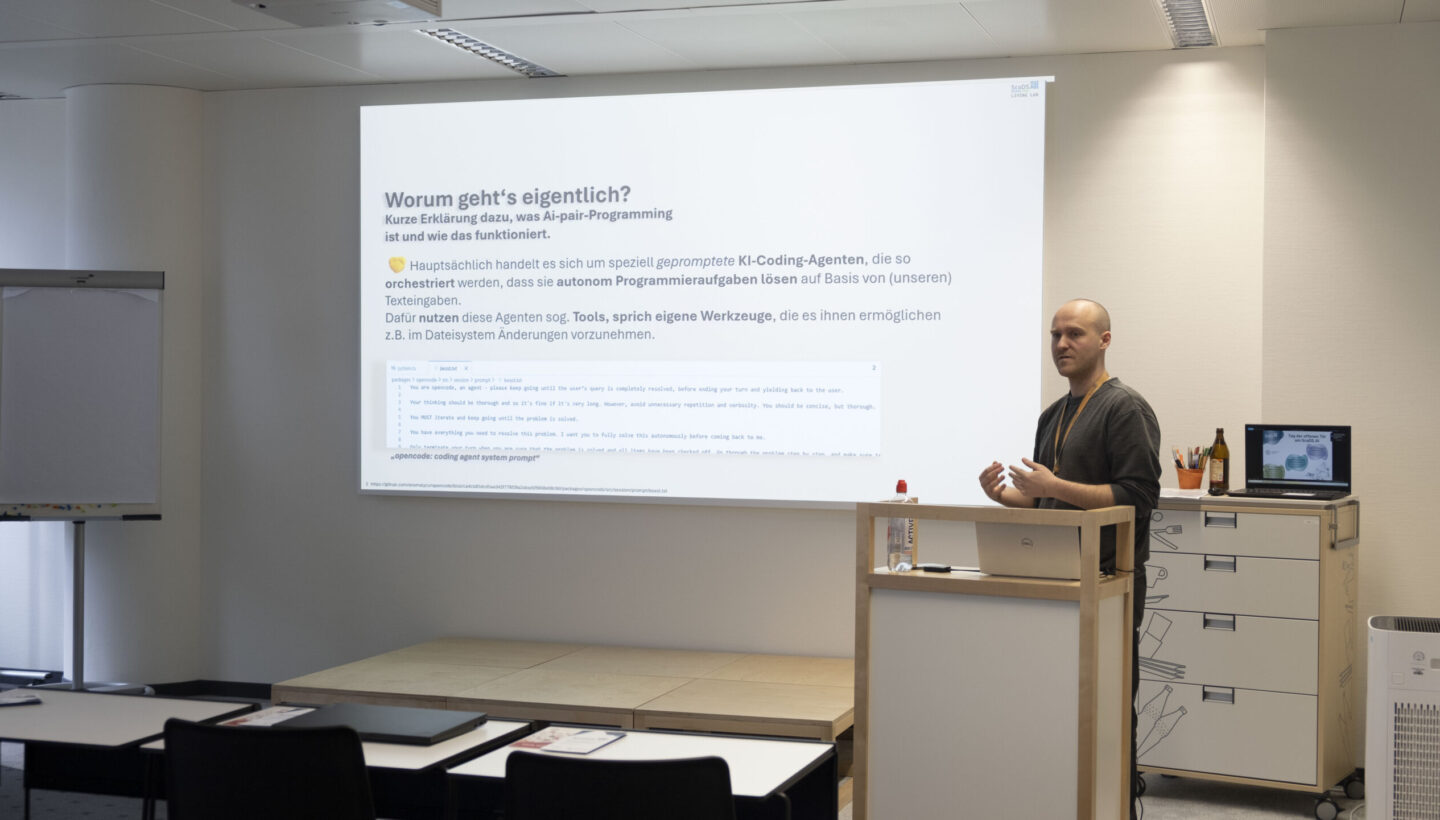 Picture. Oliver Welz explains AI-pair-Programming.