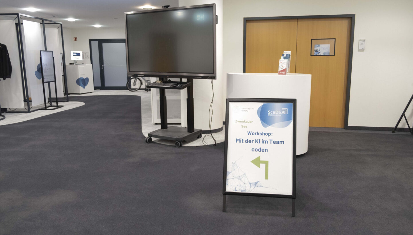 Picture. A sign lead to the room where the workshop is taking place.