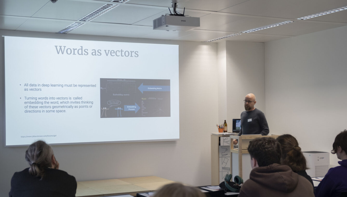 Picture. Dr. Nico Scherf explains the connection between words and vectors.