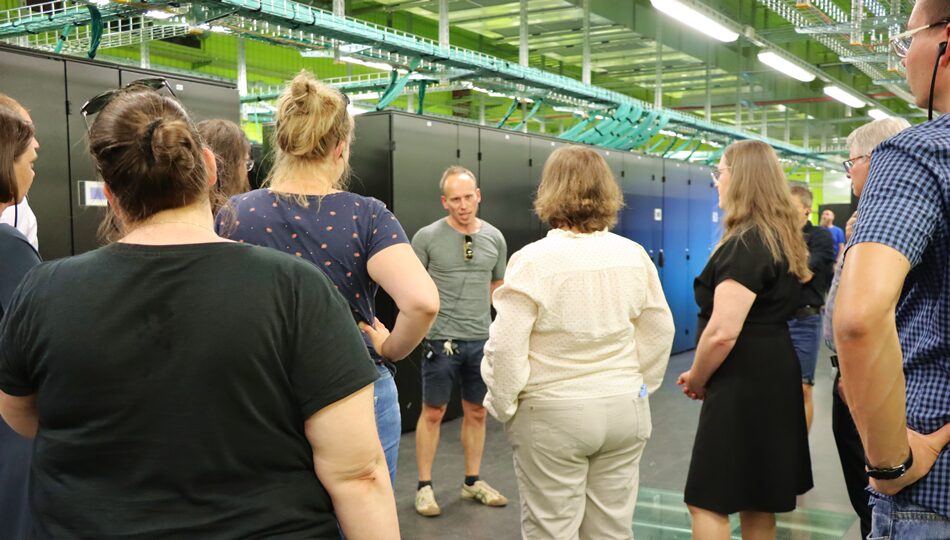 Photo. Dr. Daniel Hackenberg talking about the Lehmann Center Data Center at TU Dresden.