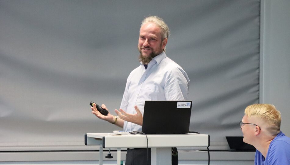 Photo. Dr. Robert Haase is explaining the functionality of Large Language Models.