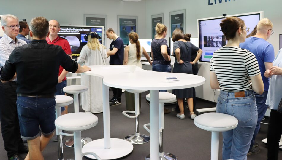 Photo. The Living Lab is filled with guests from the Saxon State Ministry of Finance.