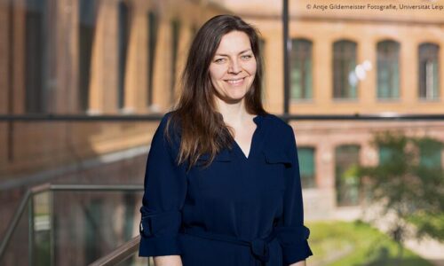 Photo. Dr. Veronica Witte photographed in front of a building. © Antje Gildemeister Fotografie, Universität Leipzig