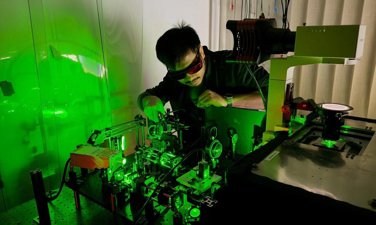 Autonomous Navigation by Microrobots in Complex Flow Patterns